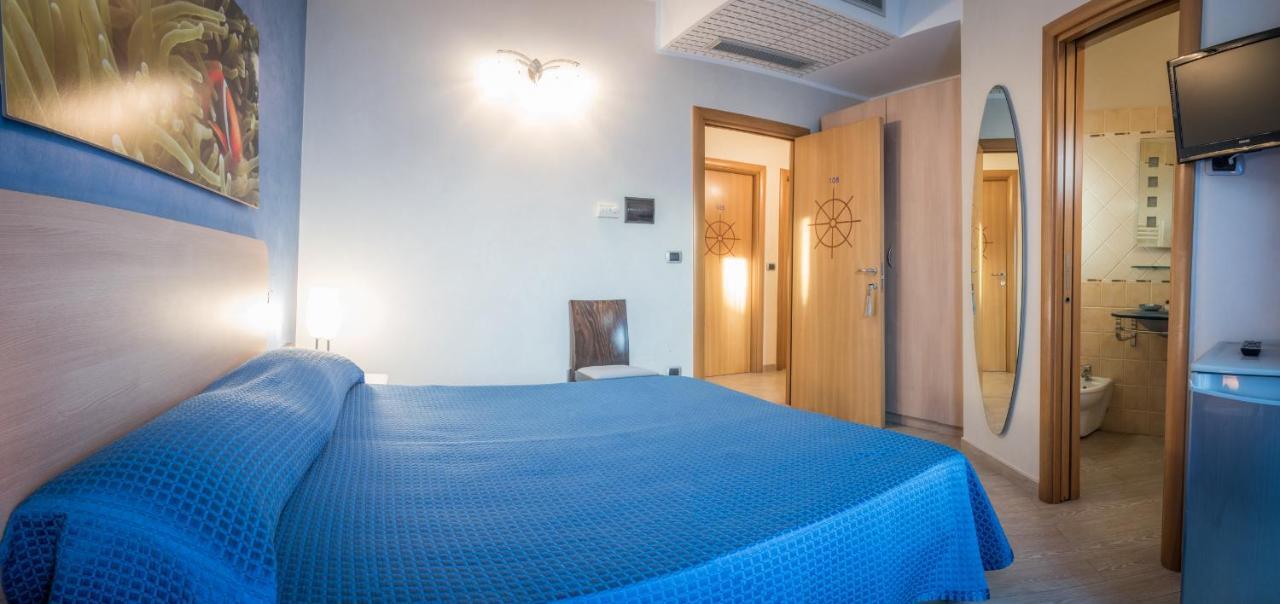 Hotel Mirage Torre Santa Sabina Habitación foto